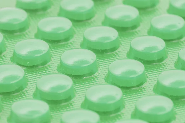 Pílulas verdes na embalagem blister — Fotografia de Stock
