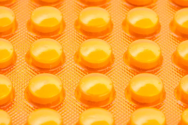 Comprimidos de laranja na embalagem blister — Fotografia de Stock