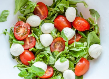Ev yapımı Caprese salatası