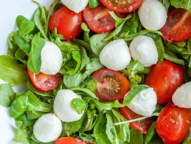 Ev yapımı Caprese salatası