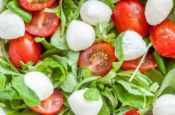 Ev yapımı Caprese salatası