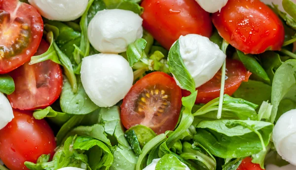 Ev yapımı Caprese salatası