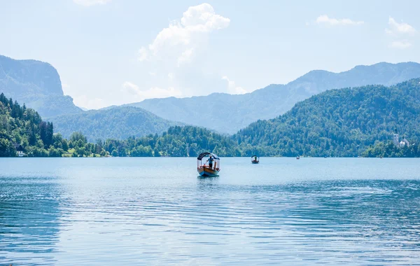 Lodě na jezeře bled — Stock fotografie