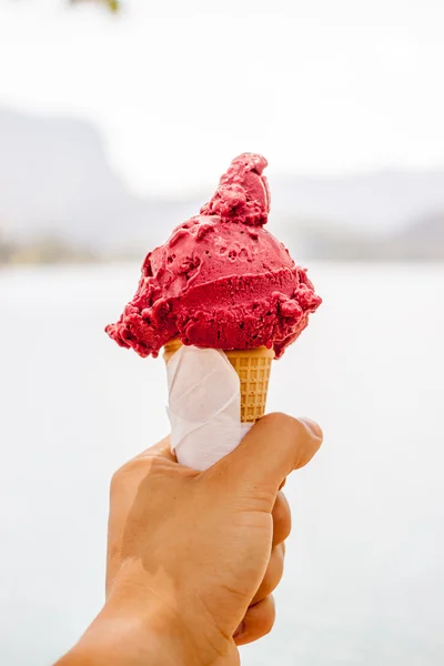 Cono de helado en la mano — Foto de Stock