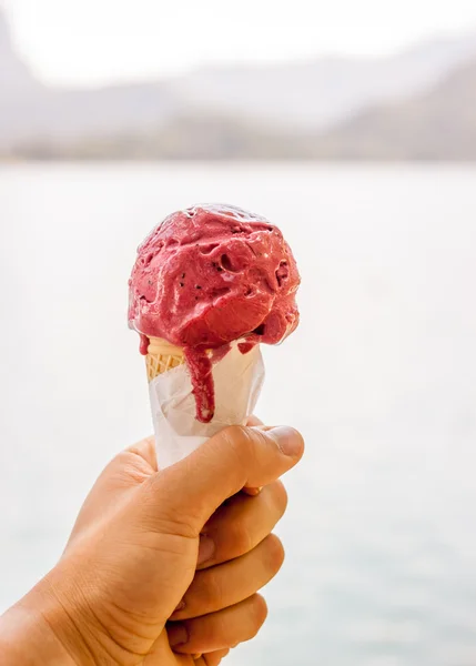 Морозиво конус в руці — стокове фото