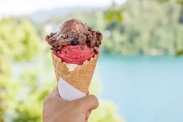 Dondurma külahı el