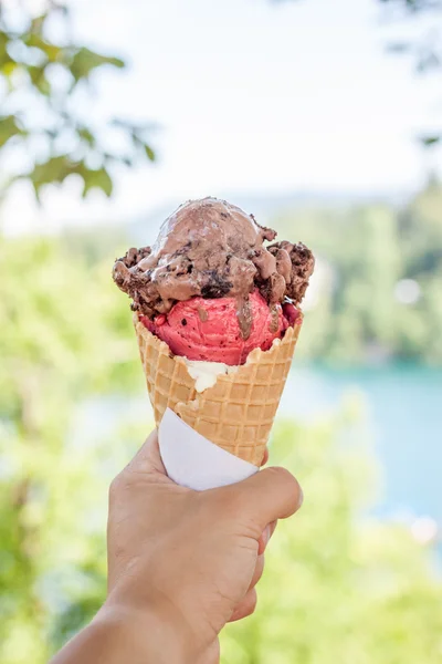 Морозиво конус в руці — стокове фото