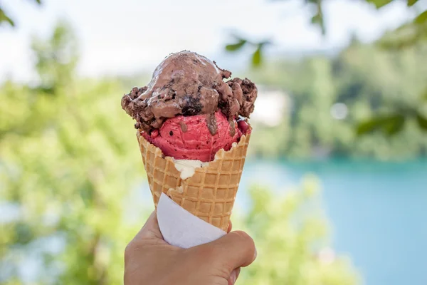 Dondurma külahı el