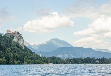Castle Gölü kıyısında