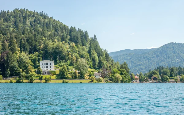 Luxusní dům na břehu jezera — Stock fotografie