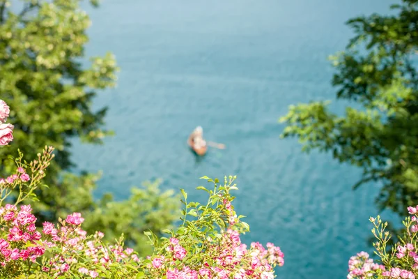 Bela vista sobre o lago Bled e barco — Fotografia de Stock