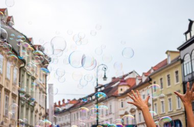 Çocuklar eller sabun köpüğü yakalamak