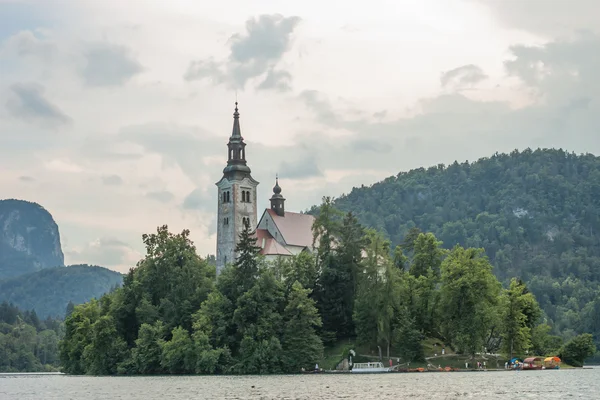 Krásný ostrov s církví na jezeře Bled — Stock fotografie