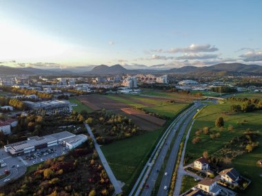 Dolambaçlı trafik yolu üst hava aracı görüntüsü