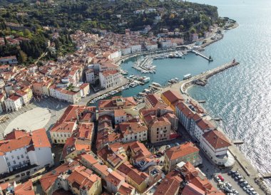 Deniz tatil beldesi Piran Meydanı 'nda kırmızı çatı evleri