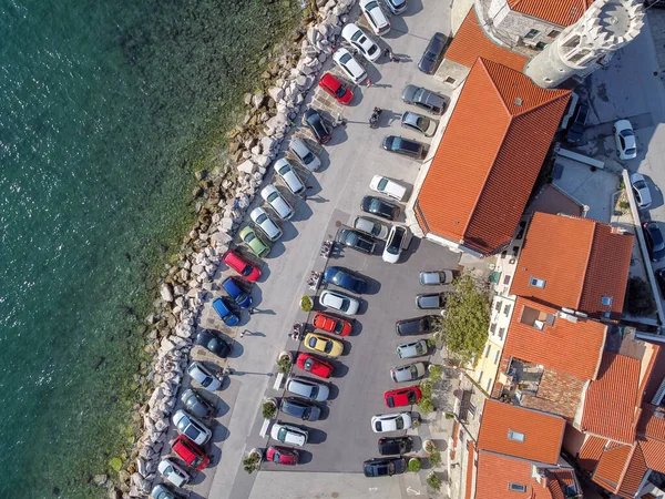 Muitos carros de estacionamento no antigo resort vermelho telhados da cidade — Fotografia de Stock