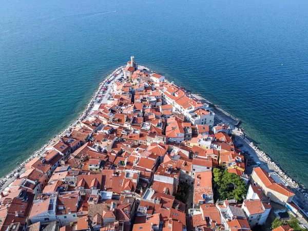 Badort udde med röda tak hus Piran stad Stockbild