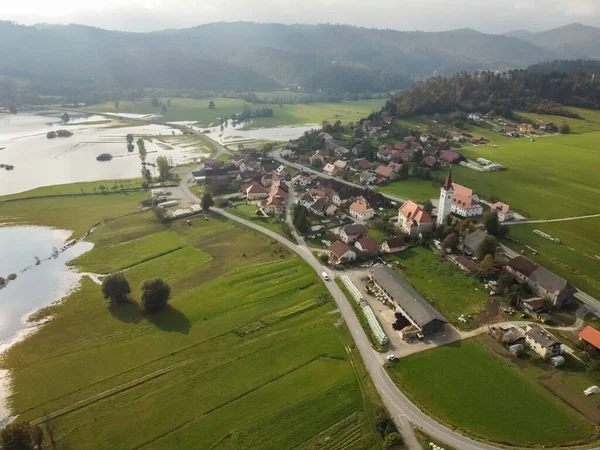 Kleines schönes Bergdorf und überflutete Felder — Stockfoto
