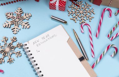 Noel süslemesi ve açık istek listesi olan masa