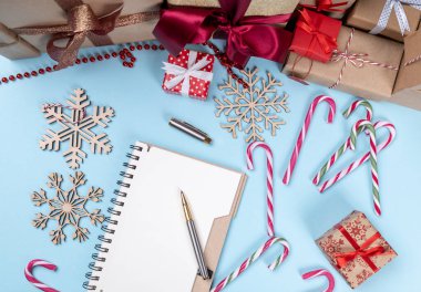 Noel süslemesi ve açık istek listesi olan masa