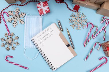 Noel süslemesi ve açık istek listesi olan masa