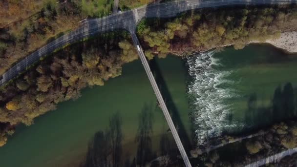 가을에는 급류와 다리가 있는 거친 강을 내려다 본다 — 비디오