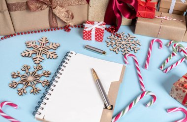 Noel süslemesi ve açık istek listesi olan masa