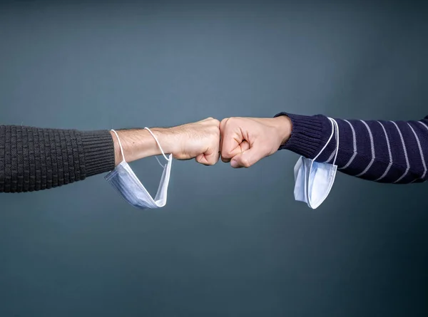 Twee mensen begroeten elkaar met knokkels — Stockfoto