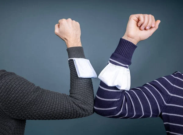 Twee mensen begroeten elkaar met ellebogen — Stockfoto