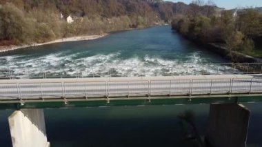 İki bisikletçi köprüden karşıya geçiyor.