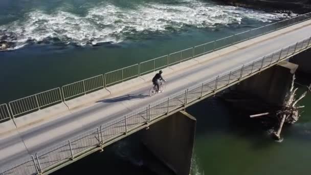 자전거를 타고 울퉁불퉁 한 강을 건너는 사람들 — 비디오