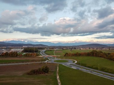 Dolambaçlı trafik yolu üst hava aracı görüntüsü