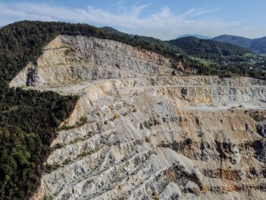 Dağların arasındaki taş ocağında hava aracı görüntüsü