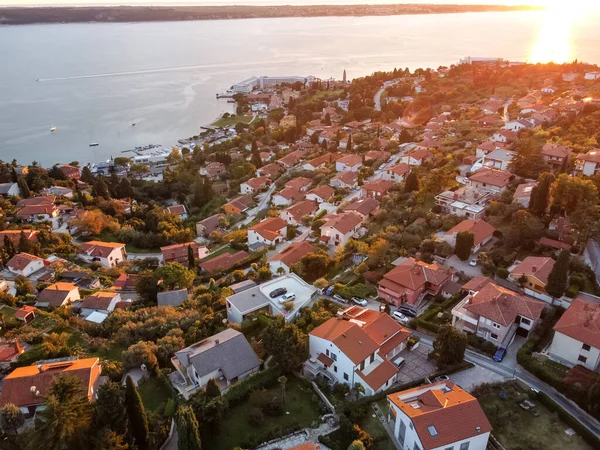 Luchtfoto drone uitzicht dorp aan zee met rode daken — Stockfoto