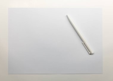 Masada tükenmez kalem olan beyaz boş kağıt.