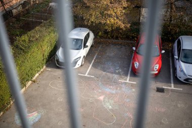 Parmaklıklı pencereden bahçeye ve pencereye bak