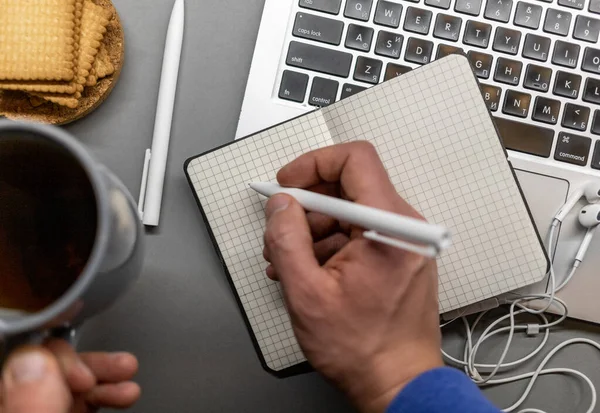 Laptop notebook cup pen hoofdtelefoon werkruimte plat lay — Stockfoto