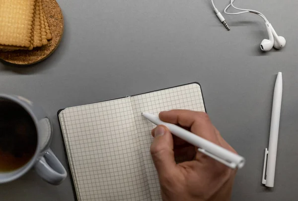 Open notebook cup koekje en pennen op grijze tafel — Stockfoto