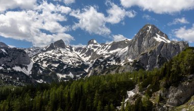 Dağların yüksek manzarası Güzel kış manzarası