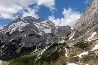 Dağların yüksek manzarası Güzel kış manzarası