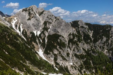Dağların yüksek manzarası Güzel kış manzarası