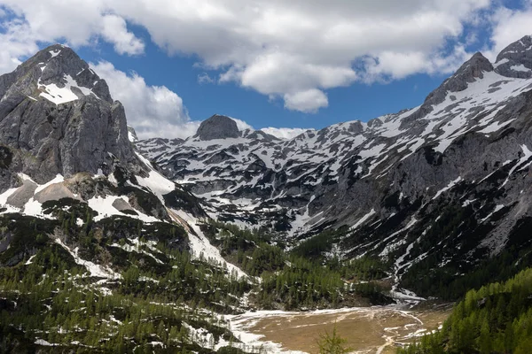 Paisaje alto en las montañas hermosa vista de invierno —  Fotos de Stock