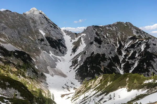 Landschaft hoch in den Bergen schöner Winterblick — Stockfoto