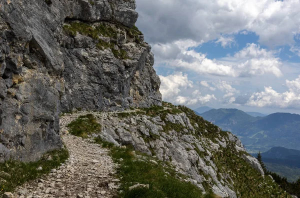 Hoch in den Bergen schöne Wanderroute — Stockfoto