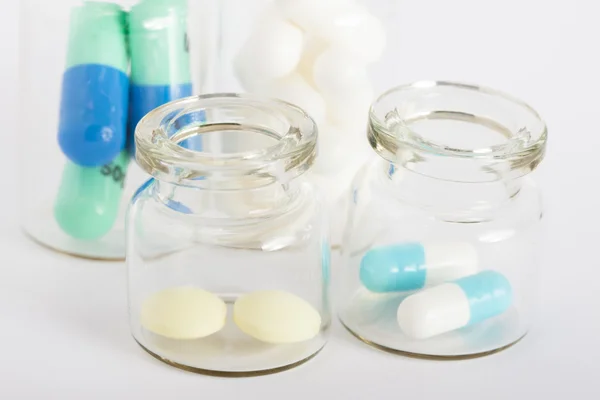 Üvegek színes tabletták — Stock Fotó