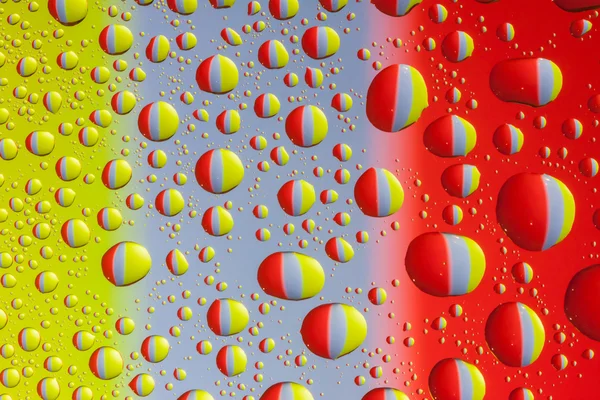 Färgglada vatten droppar — Stockfoto