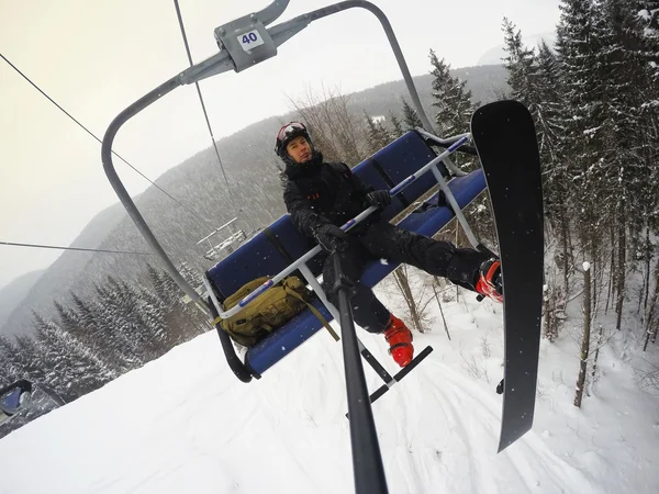 Snowboardzista na wyciąg krzesełkowy — Zdjęcie stockowe