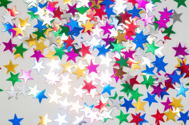 Beyaz arka plan üzerinde birçok oyuncak yıldız