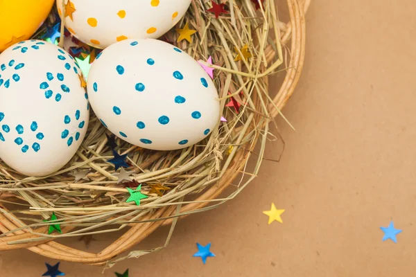 Huevos de Pascua de colores en cesta — Foto de Stock
