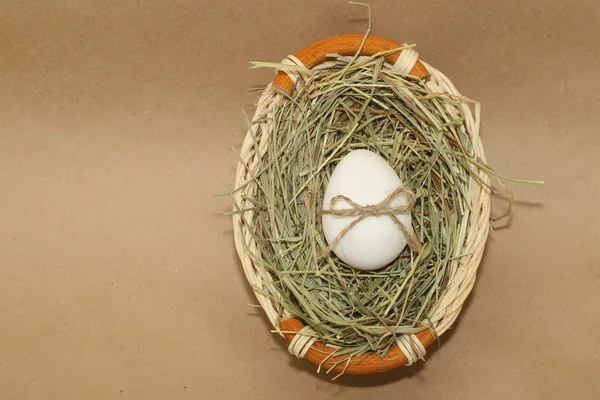 Πασχαλινό αυγό με bowknot στο καλάθι — Φωτογραφία Αρχείου